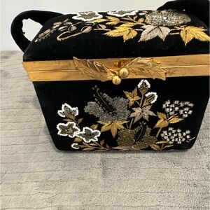 Amazing condition Lovely vintage velvet, embroidered & beaded evening bag.